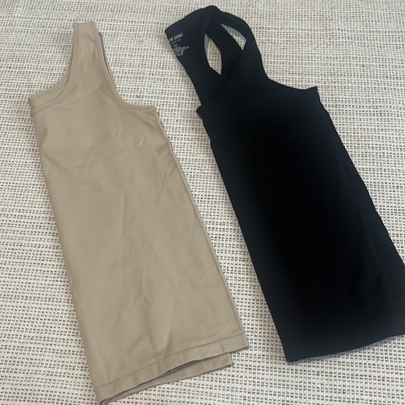 Two fitted tanks tops nude and black - Picture 2 of 4
